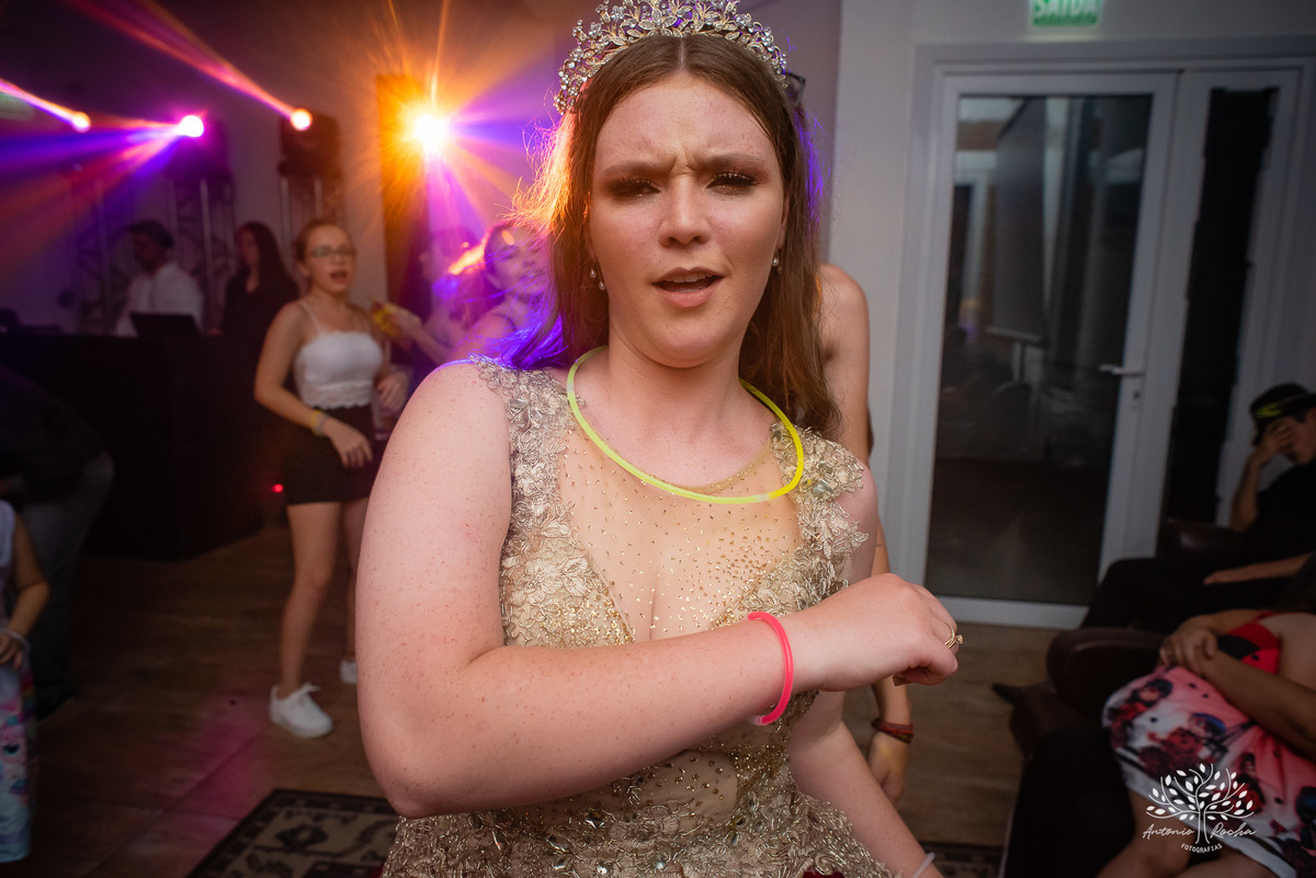 Julia – Júlia 15 Anos – Festa – Festa Debutante – Dom Manuel Quinta de Eventos – Debutante – Campo – Felicidade – Sardas – Fotografia de Família – Debutante – Pôr do Sol – Felicidade – Dourado – Antonio Rocha Fotografias – Pelotas – Quinze Anos – Alegria