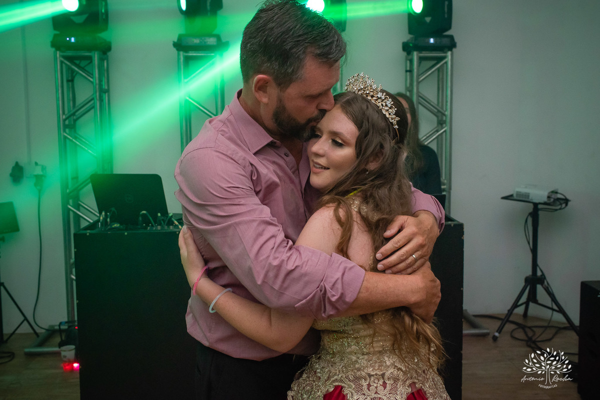 Julia – Júlia 15 Anos – Festa – Festa Debutante – Dom Manuel Quinta de Eventos – Debutante – Campo – Felicidade – Sardas – Fotografia de Família – Debutante – Pôr do Sol – Felicidade – Dourado – Antonio Rocha Fotografias – Pelotas – Quinze Anos – Alegria
