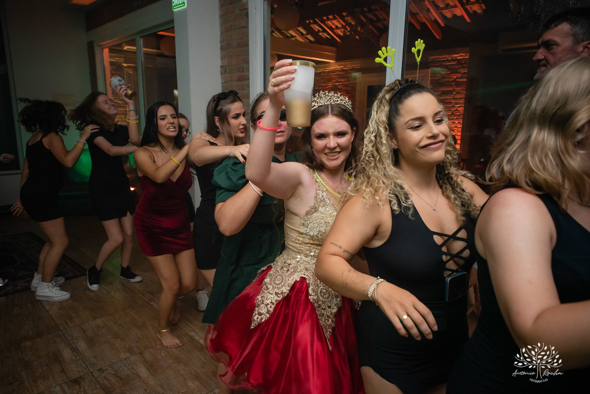 Julia – Júlia 15 Anos – Festa – Festa Debutante – Dom Manuel Quinta de Eventos – Debutante – Campo – Felicidade – Sardas – Fotografia de Família – Debutante – Pôr do Sol – Felicidade – Dourado – Antonio Rocha Fotografias – Pelotas – Quinze Anos – Alegria