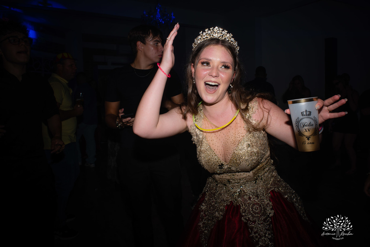 Julia – Júlia 15 Anos – Festa – Festa Debutante – Dom Manuel Quinta de Eventos – Debutante – Campo – Felicidade – Sardas – Fotografia de Família – Debutante – Pôr do Sol – Felicidade – Dourado – Antonio Rocha Fotografias – Pelotas – Quinze Anos – Alegria