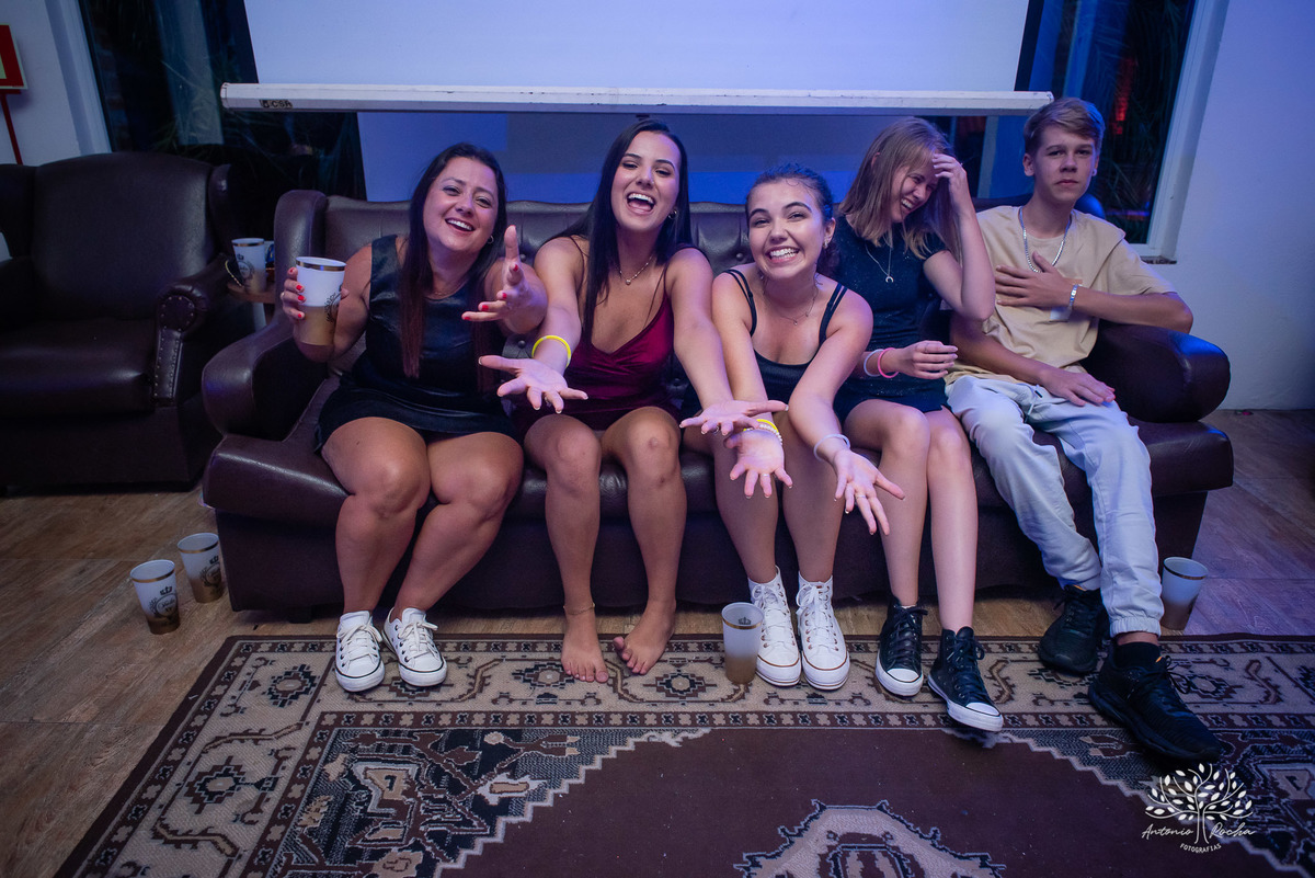 Julia – Júlia 15 Anos – Festa – Festa Debutante – Dom Manuel Quinta de Eventos – Debutante – Campo – Felicidade – Sardas – Fotografia de Família – Debutante – Pôr do Sol – Felicidade – Dourado – Antonio Rocha Fotografias – Pelotas – Quinze Anos – Alegria