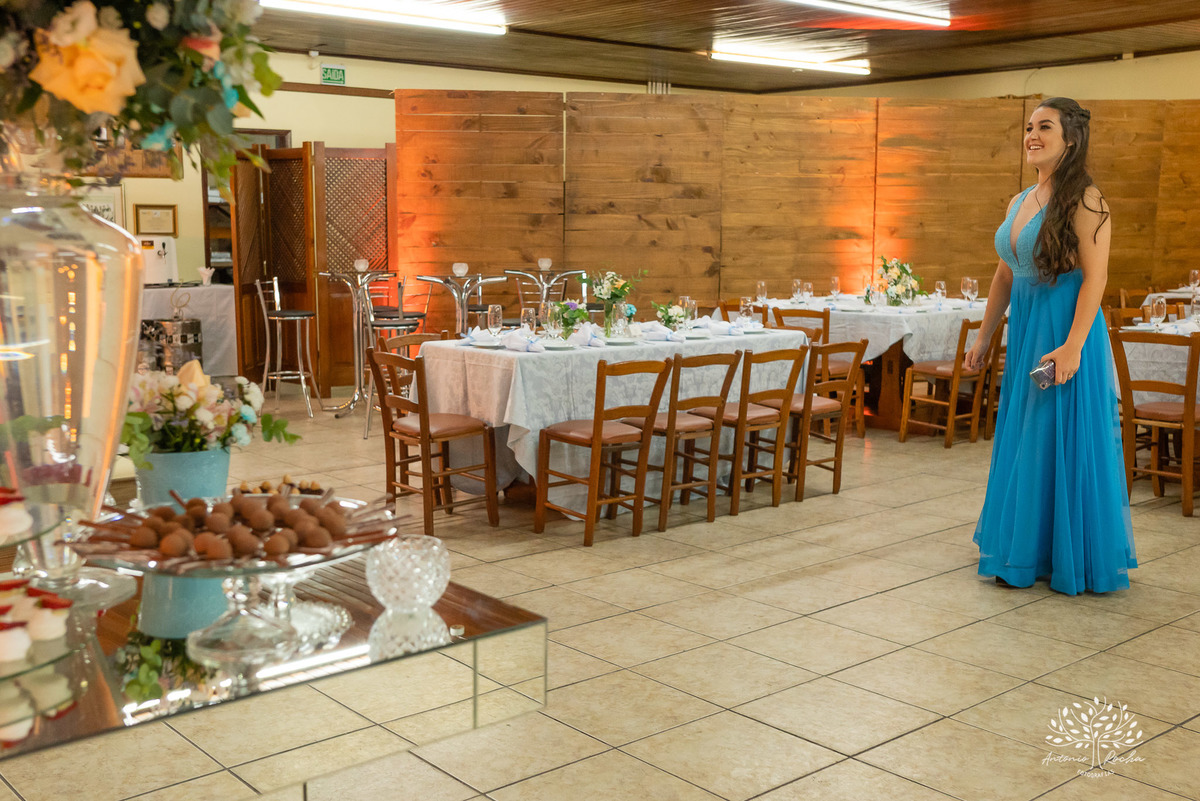 Lívia – Lívia 15 Anos – Ensaio – Ensaio Debutante – Casa da Amizade – Debutante – Campo – Felicidade – Associação Rural de Pelotas – Azul – Fotografia de Família – Debutante – Cantora – Vestido – Lacrou – Antonio Rocha Fotografias – Pelotas – Linda