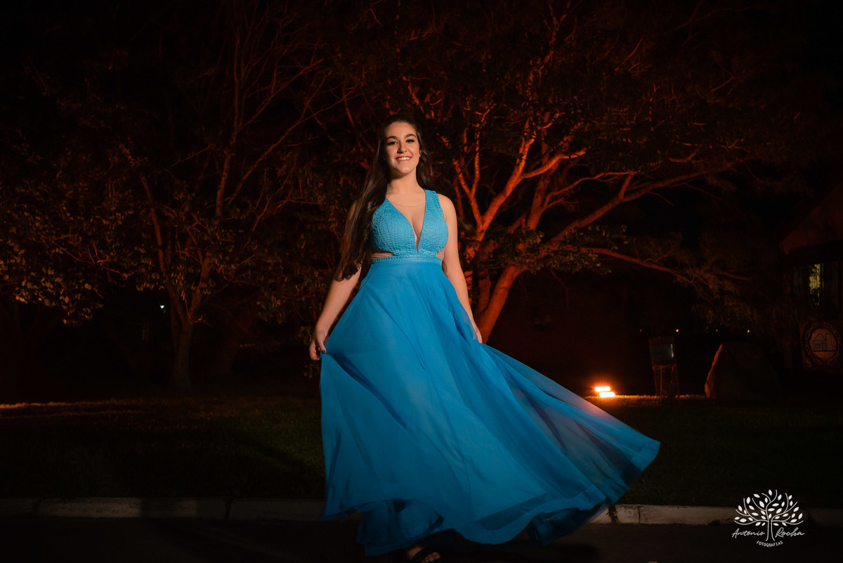 Lívia – Lívia 15 Anos – Ensaio – Ensaio Debutante – Casa da Amizade – Debutante – Campo – Felicidade – Associação Rural de Pelotas – Azul – Fotografia de Família – Debutante – Cantora – Vestido – Lacrou – Antonio Rocha Fotografias – Pelotas – Linda