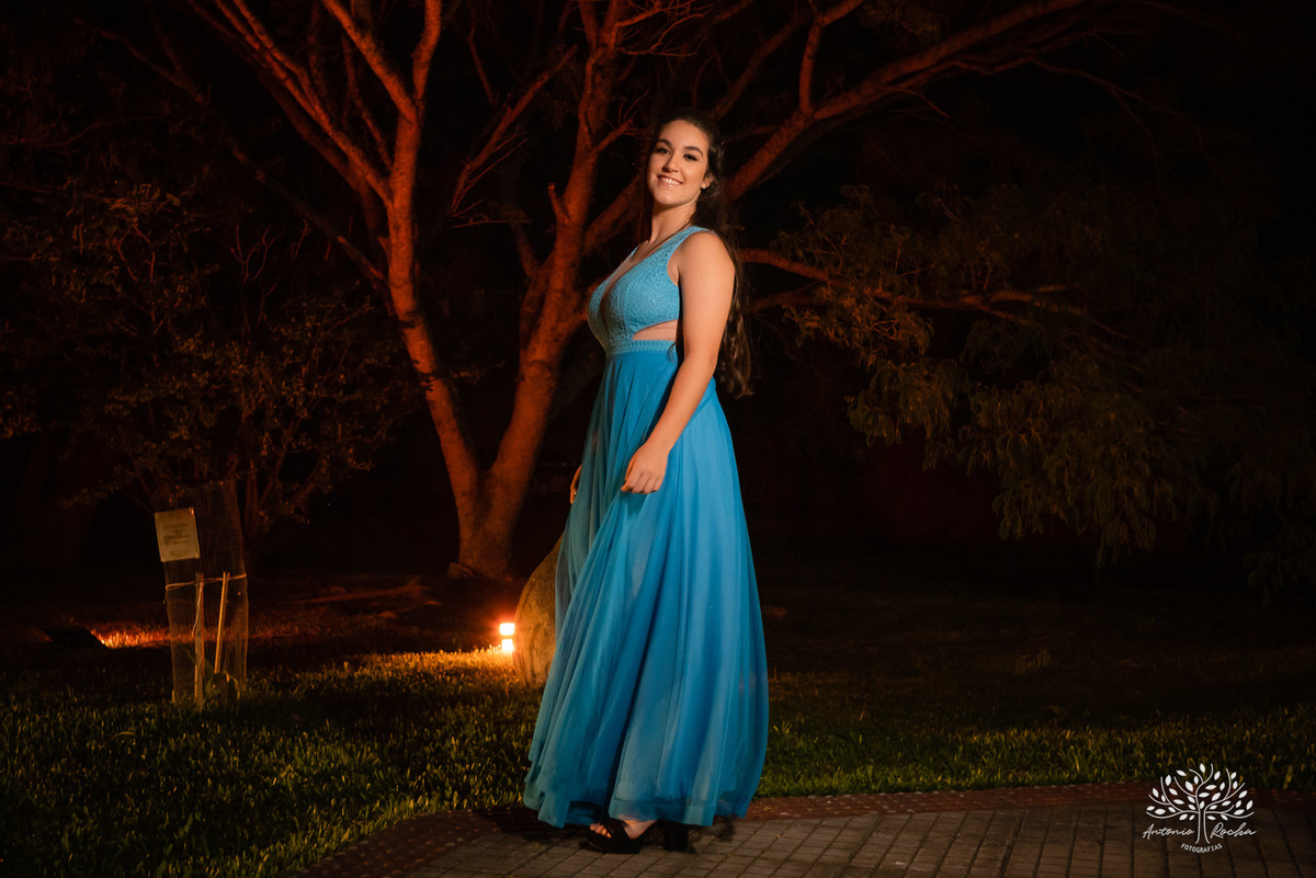 Lívia – Lívia 15 Anos – Ensaio – Ensaio Debutante – Casa da Amizade – Debutante – Campo – Felicidade – Associação Rural de Pelotas – Azul – Fotografia de Família – Debutante – Cantora – Vestido – Lacrou – Antonio Rocha Fotografias – Pelotas – Linda