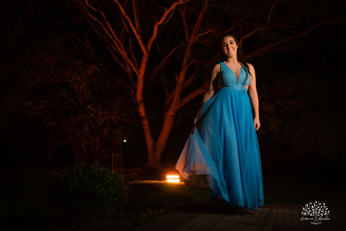 Lívia – Lívia 15 Anos – Ensaio – Ensaio Debutante – Casa da Amizade – Debutante – Campo – Felicidade – Associação Rural de Pelotas – Azul – Fotografia de Família – Debutante – Cantora – Vestido – Lacrou – Antonio Rocha Fotografias – Pelotas – Linda