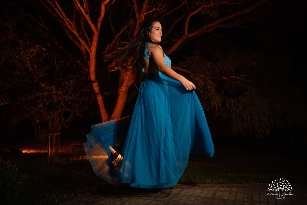 Lívia – Lívia 15 Anos – Ensaio – Ensaio Debutante – Casa da Amizade – Debutante – Campo – Felicidade – Associação Rural de Pelotas – Azul – Fotografia de Família – Debutante – Cantora – Vestido – Lacrou – Antonio Rocha Fotografias – Pelotas – Linda