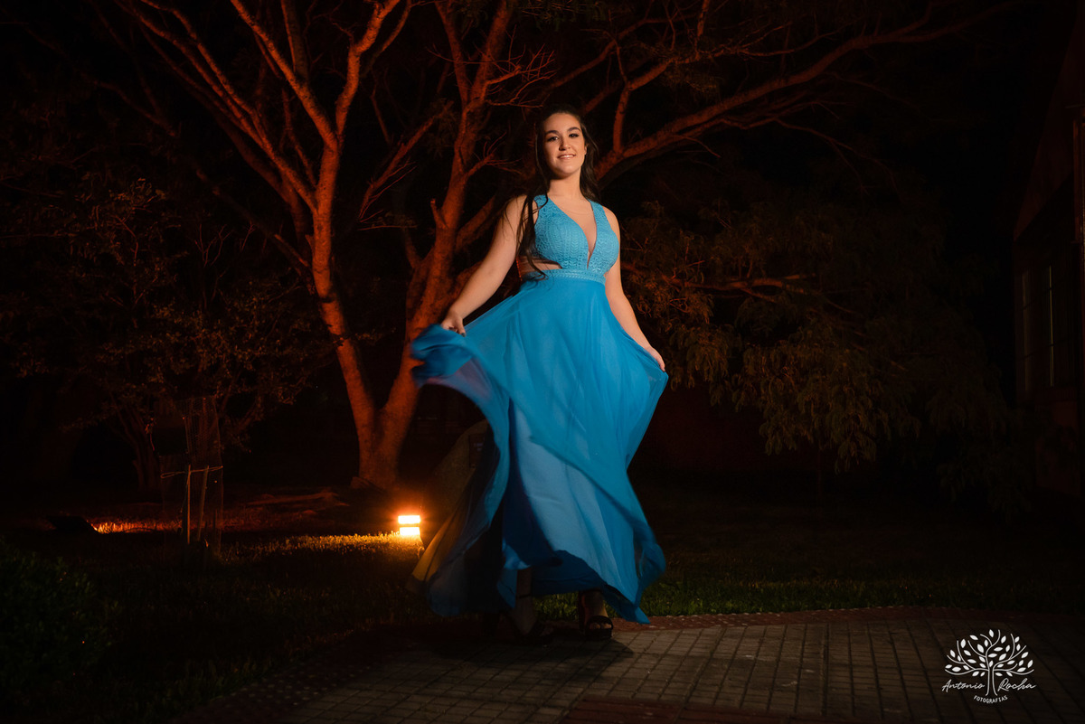 Lívia – Lívia 15 Anos – Ensaio – Ensaio Debutante – Casa da Amizade – Debutante – Campo – Felicidade – Associação Rural de Pelotas – Azul – Fotografia de Família – Debutante – Cantora – Vestido – Lacrou – Antonio Rocha Fotografias – Pelotas – Linda