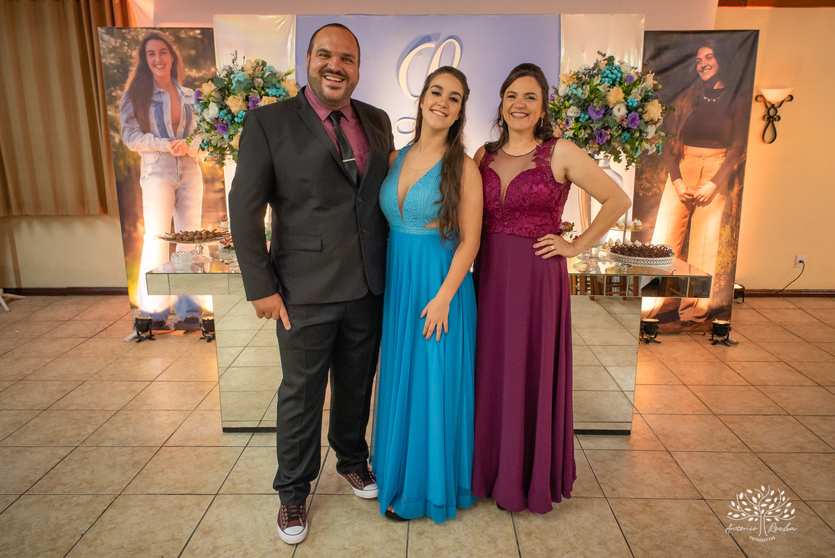 Lívia – Lívia 15 Anos – Ensaio – Ensaio Debutante – Casa da Amizade – Debutante – Campo – Felicidade – Associação Rural de Pelotas – Azul – Fotografia de Família – Debutante – Cantora – Vestido – Lacrou – Antonio Rocha Fotografias – Pelotas – Linda