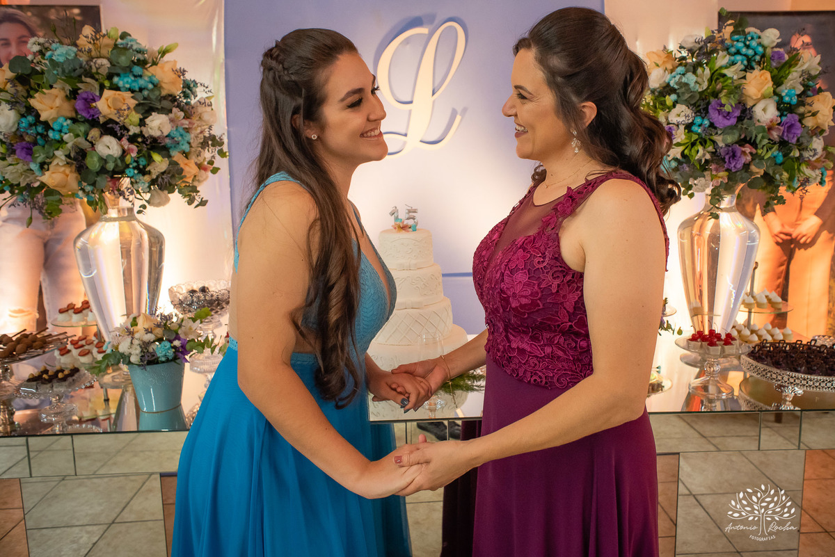 Lívia – Lívia 15 Anos – Ensaio – Ensaio Debutante – Casa da Amizade – Debutante – Campo – Felicidade – Associação Rural de Pelotas – Azul – Fotografia de Família – Debutante – Cantora – Vestido – Lacrou – Antonio Rocha Fotografias – Pelotas – Linda