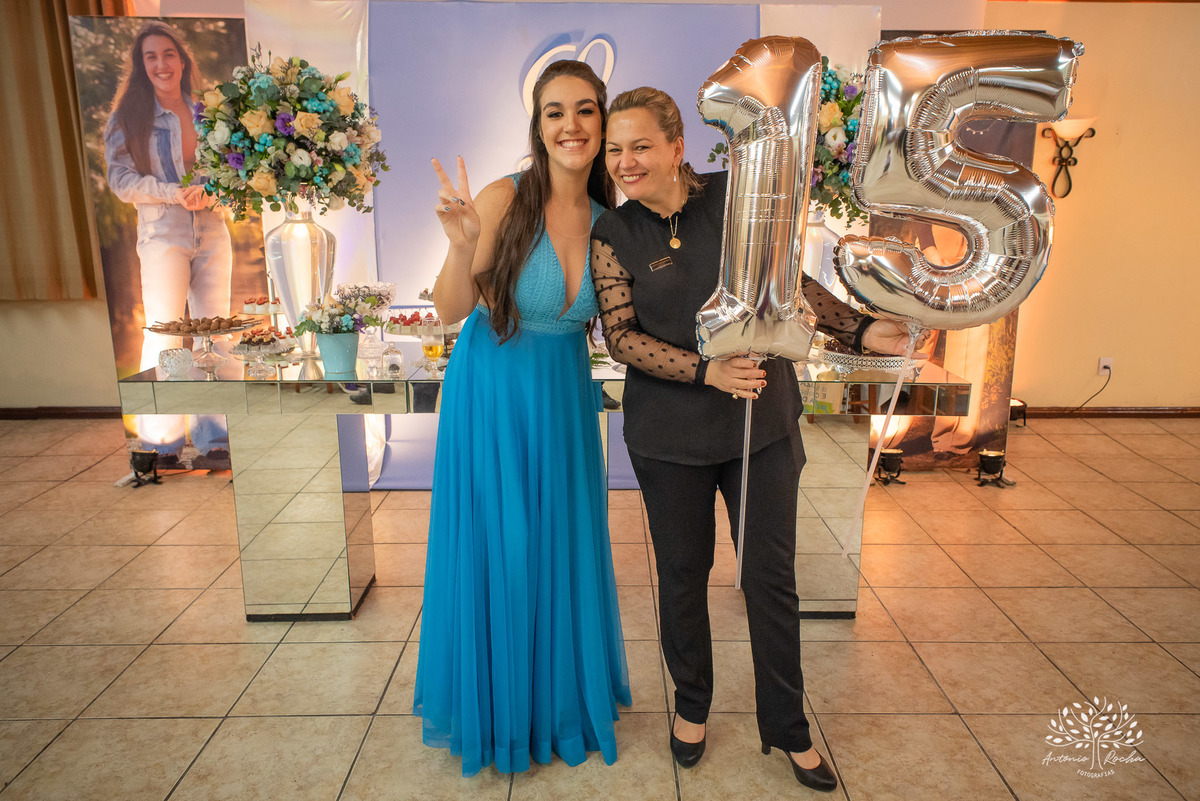 Lívia – Lívia 15 Anos – Ensaio – Ensaio Debutante – Casa da Amizade – Debutante – Campo – Felicidade – Associação Rural de Pelotas – Azul – Fotografia de Família – Debutante – Cantora – Vestido – Lacrou – Antonio Rocha Fotografias – Pelotas – Linda