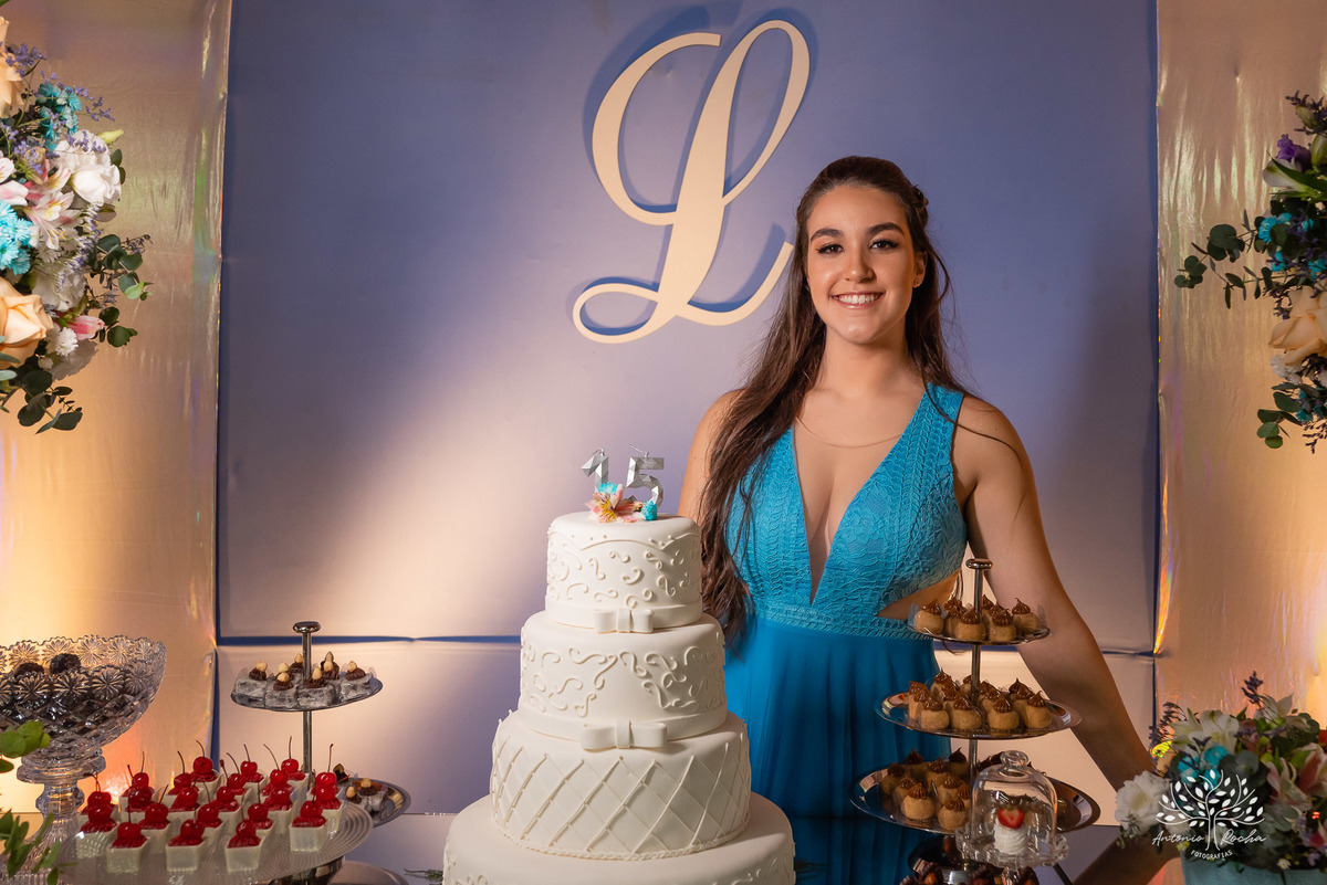 Lívia – Lívia 15 Anos – Ensaio – Ensaio Debutante – Casa da Amizade – Debutante – Campo – Felicidade – Associação Rural de Pelotas – Azul – Fotografia de Família – Debutante – Cantora – Vestido – Lacrou – Antonio Rocha Fotografias – Pelotas – Linda