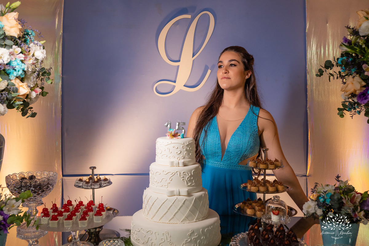 Lívia – Lívia 15 Anos – Ensaio – Ensaio Debutante – Casa da Amizade – Debutante – Campo – Felicidade – Associação Rural de Pelotas – Azul – Fotografia de Família – Debutante – Cantora – Vestido – Lacrou – Antonio Rocha Fotografias – Pelotas – Linda