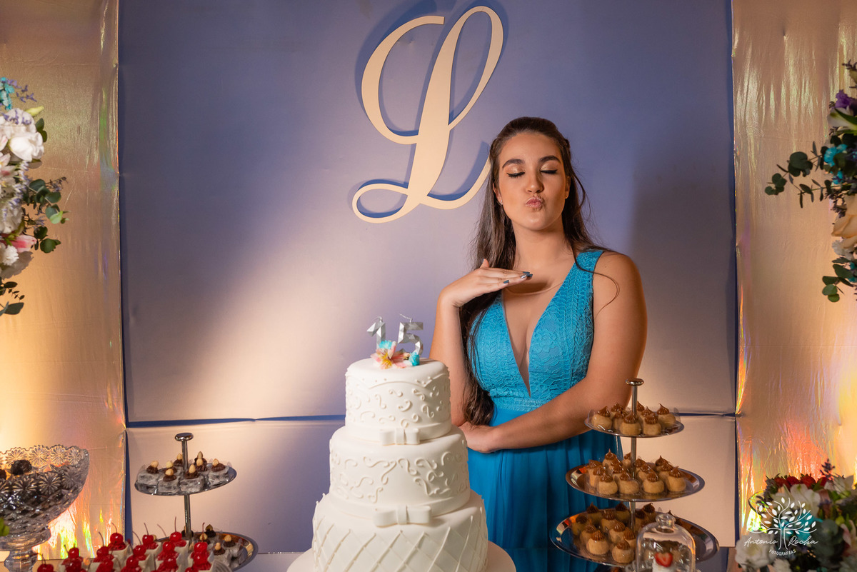 Lívia – Lívia 15 Anos – Ensaio – Ensaio Debutante – Casa da Amizade – Debutante – Campo – Felicidade – Associação Rural de Pelotas – Azul – Fotografia de Família – Debutante – Cantora – Vestido – Lacrou – Antonio Rocha Fotografias – Pelotas – Linda