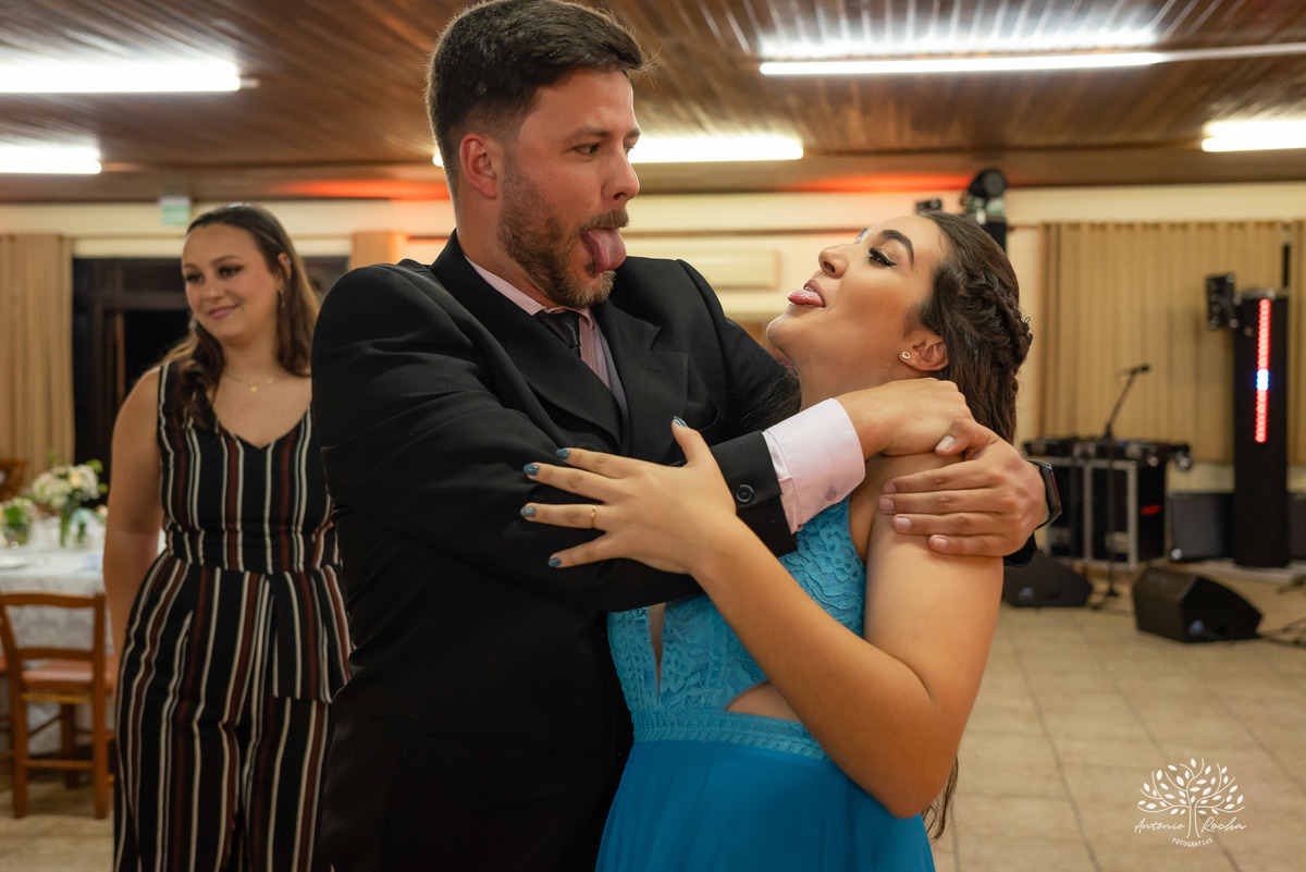 Lívia – Lívia 15 Anos – Ensaio – Ensaio Debutante – Casa da Amizade – Debutante – Campo – Felicidade – Associação Rural de Pelotas – Azul – Fotografia de Família – Debutante – Cantora – Vestido – Lacrou – Antonio Rocha Fotografias – Pelotas – Linda