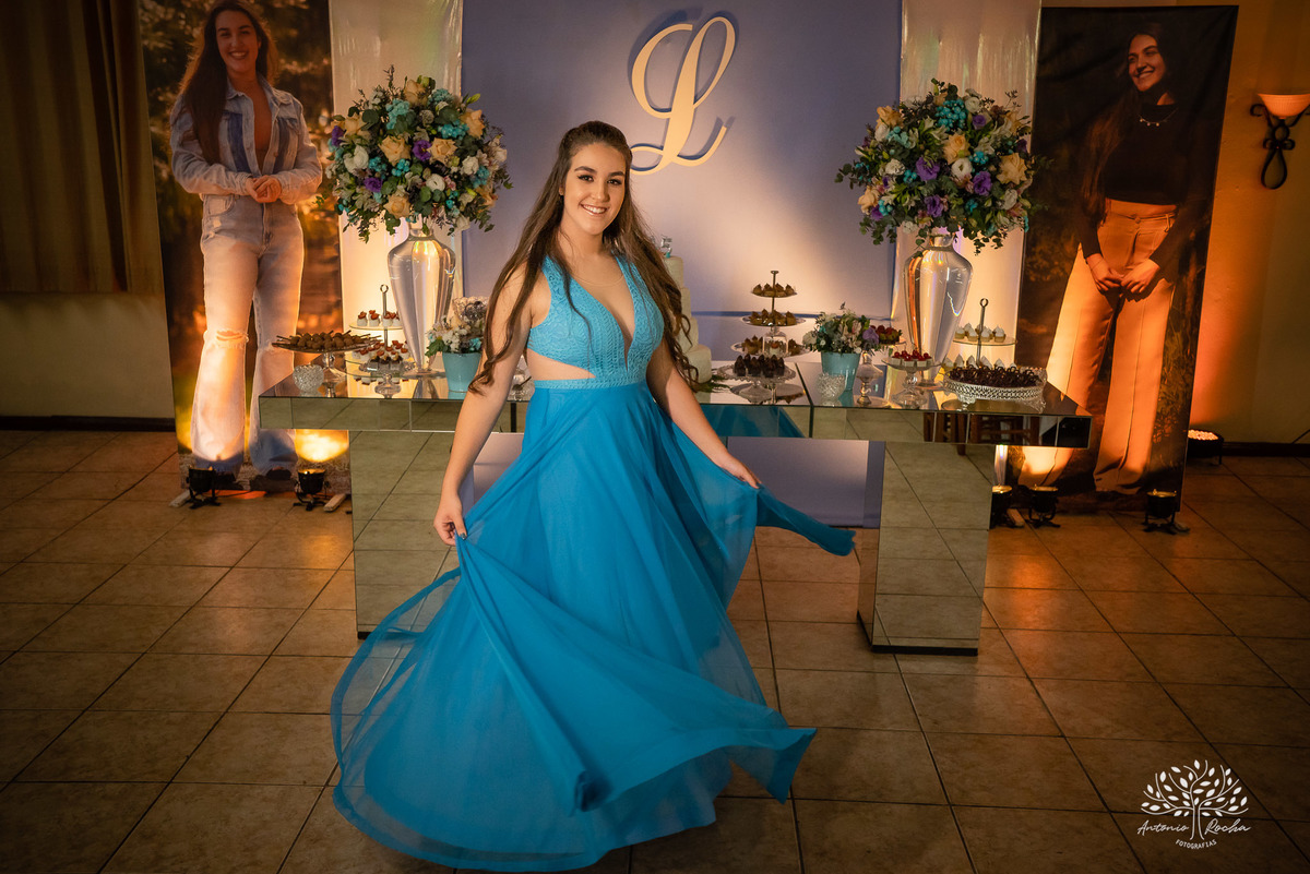 Lívia – Lívia 15 Anos – Ensaio – Ensaio Debutante – Casa da Amizade – Debutante – Campo – Felicidade – Associação Rural de Pelotas – Azul – Fotografia de Família – Debutante – Cantora – Vestido – Lacrou – Antonio Rocha Fotografias – Pelotas – Linda