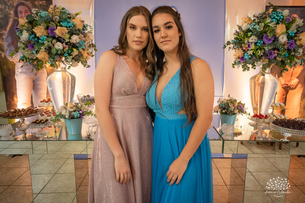 Lívia – Lívia 15 Anos – Ensaio – Ensaio Debutante – Casa da Amizade – Debutante – Campo – Felicidade – Associação Rural de Pelotas – Azul – Fotografia de Família – Debutante – Cantora – Vestido – Lacrou – Antonio Rocha Fotografias – Pelotas – Linda