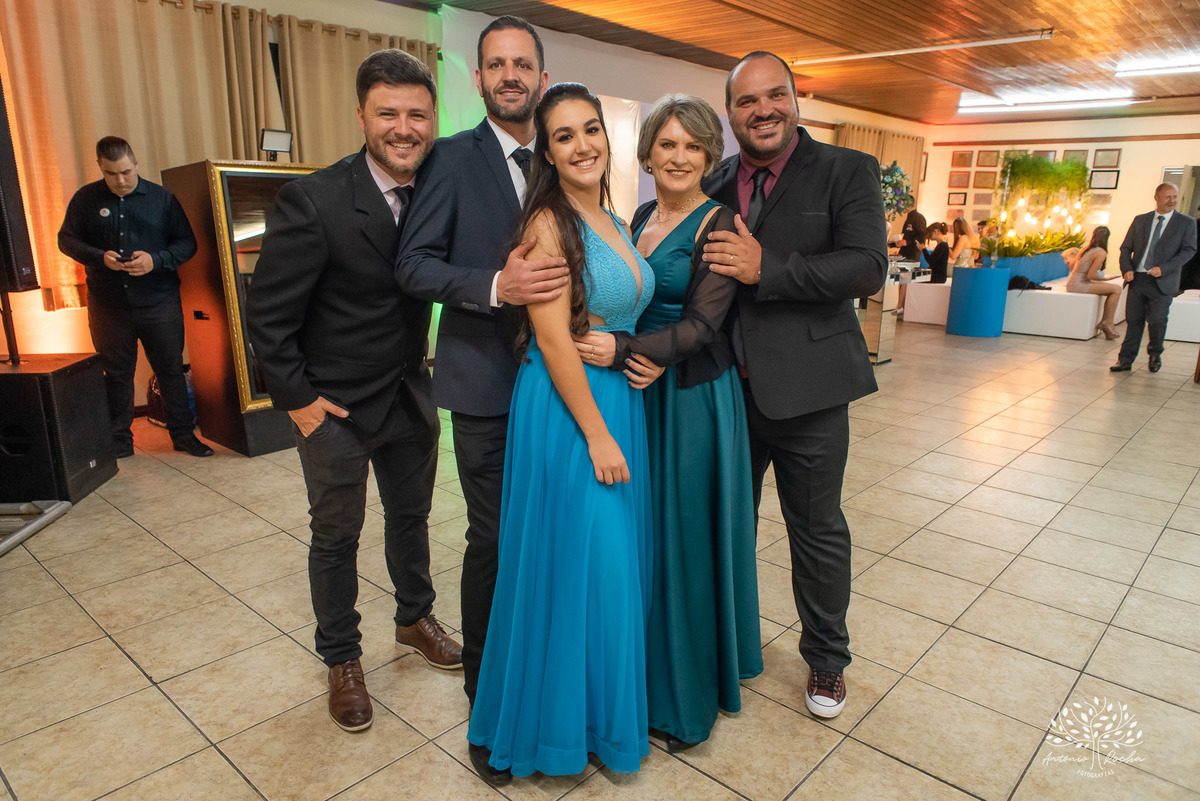 Lívia – Lívia 15 Anos – Ensaio – Ensaio Debutante – Casa da Amizade – Debutante – Campo – Felicidade – Associação Rural de Pelotas – Azul – Fotografia de Família – Debutante – Cantora – Vestido – Lacrou – Antonio Rocha Fotografias – Pelotas – Linda
