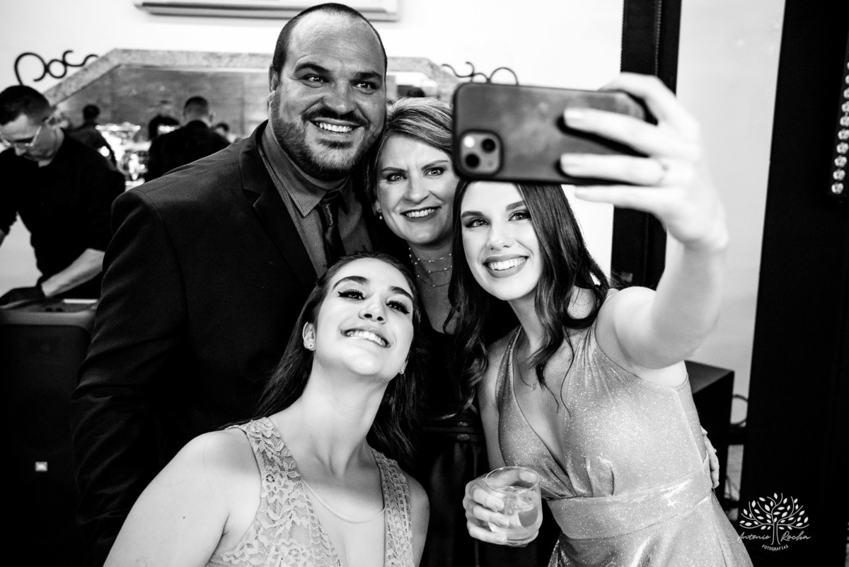 Lívia – Lívia 15 Anos – Ensaio – Ensaio Debutante – Casa da Amizade – Debutante – Campo – Felicidade – Associação Rural de Pelotas – Azul – Fotografia de Família – Debutante – Cantora – Vestido – Lacrou – Antonio Rocha Fotografias – Pelotas – Linda