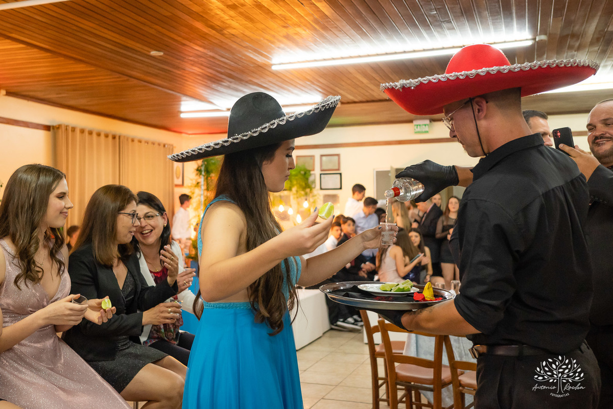 Lívia – Lívia 15 Anos – Ensaio – Ensaio Debutante – Casa da Amizade – Debutante – Campo – Felicidade – Associação Rural de Pelotas – Azul – Fotografia de Família – Debutante – Cantora – Vestido – Lacrou – Antonio Rocha Fotografias – Pelotas – Linda