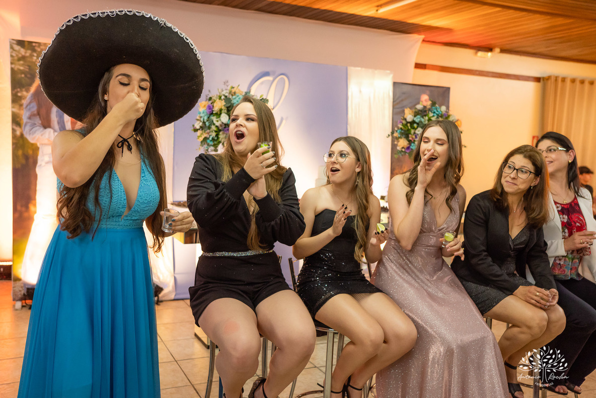 Lívia – Lívia 15 Anos – Ensaio – Ensaio Debutante – Casa da Amizade – Debutante – Campo – Felicidade – Associação Rural de Pelotas – Azul – Fotografia de Família – Debutante – Cantora – Vestido – Lacrou – Antonio Rocha Fotografias – Pelotas – Linda