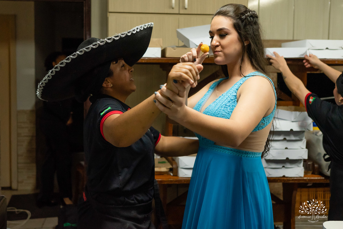 Lívia – Lívia 15 Anos – Ensaio – Ensaio Debutante – Casa da Amizade – Debutante – Campo – Felicidade – Associação Rural de Pelotas – Azul – Fotografia de Família – Debutante – Cantora – Vestido – Lacrou – Antonio Rocha Fotografias – Pelotas – Linda