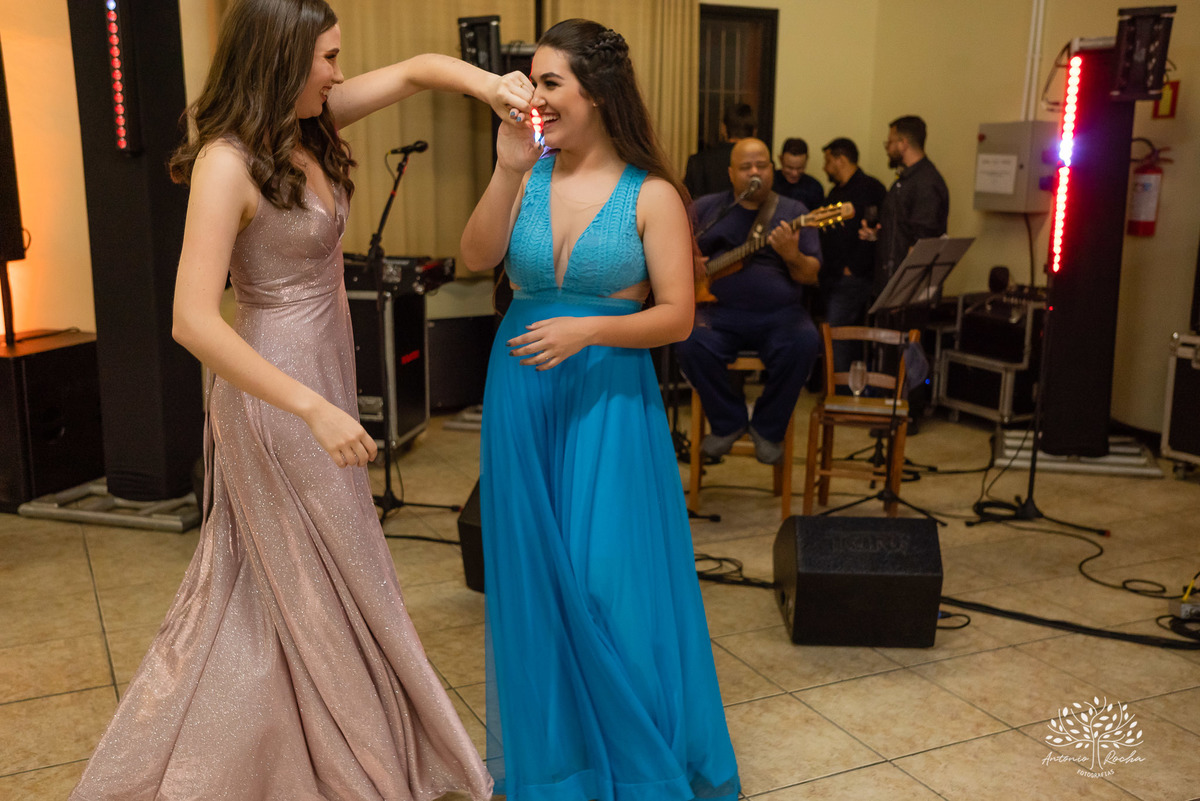 Lívia – Lívia 15 Anos – Ensaio – Ensaio Debutante – Casa da Amizade – Debutante – Campo – Felicidade – Associação Rural de Pelotas – Azul – Fotografia de Família – Debutante – Cantora – Vestido – Lacrou – Antonio Rocha Fotografias – Pelotas – Linda