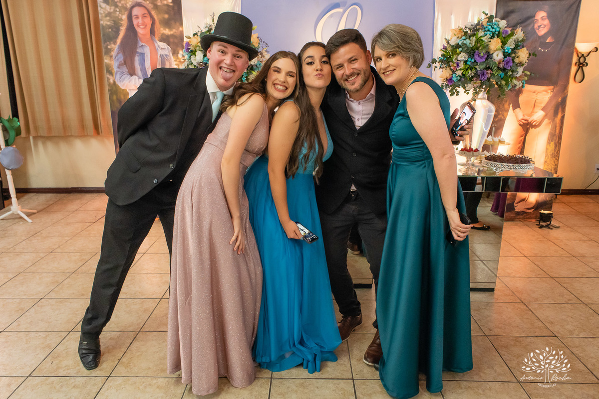 Lívia – Lívia 15 Anos – Ensaio – Ensaio Debutante – Casa da Amizade – Debutante – Campo – Felicidade – Associação Rural de Pelotas – Azul – Fotografia de Família – Debutante – Cantora – Vestido – Lacrou – Antonio Rocha Fotografias – Pelotas – Linda