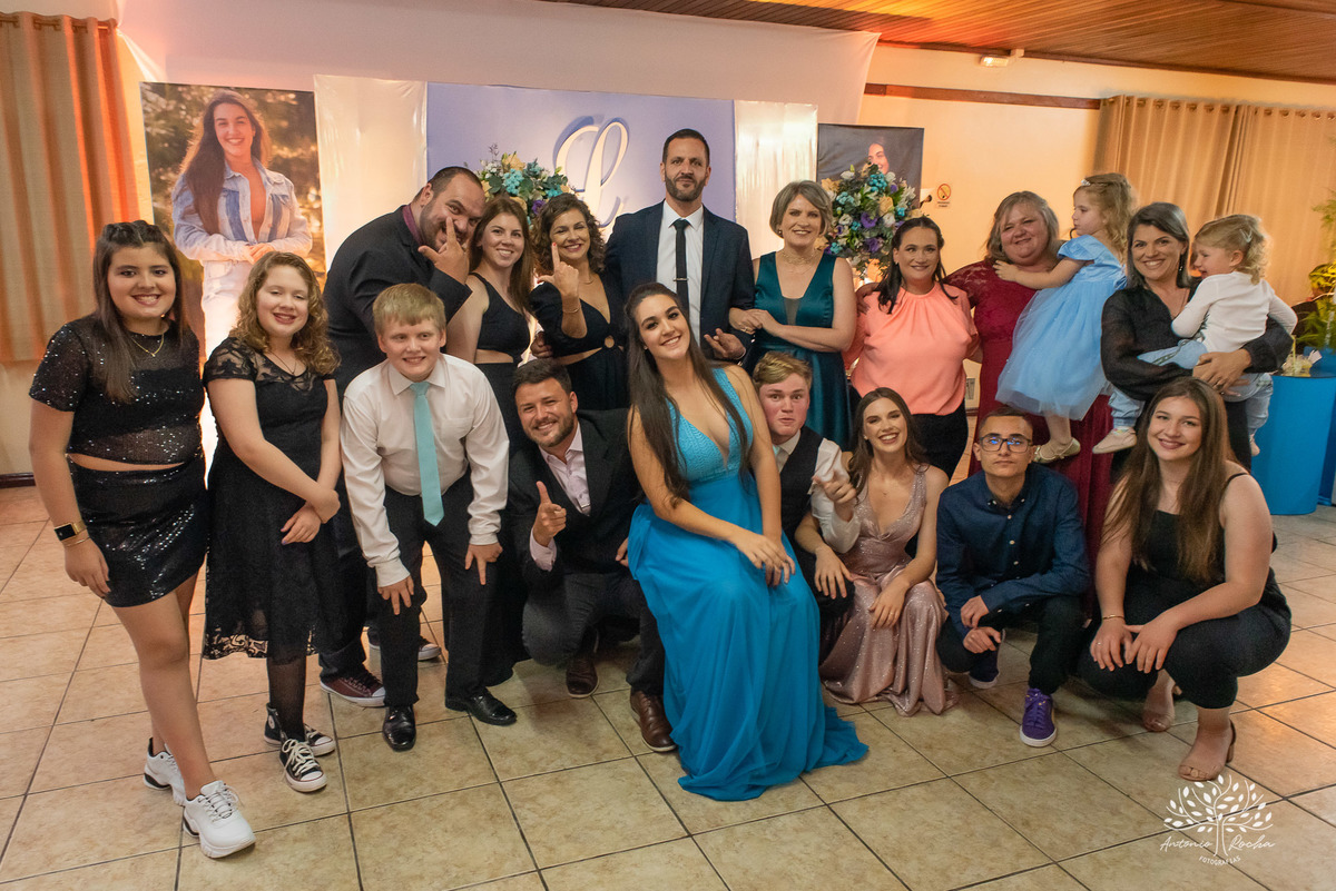 Lívia – Lívia 15 Anos – Ensaio – Ensaio Debutante – Casa da Amizade – Debutante – Campo – Felicidade – Associação Rural de Pelotas – Azul – Fotografia de Família – Debutante – Cantora – Vestido – Lacrou – Antonio Rocha Fotografias – Pelotas – Linda