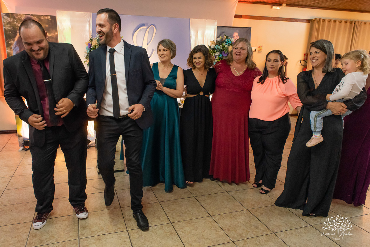 Lívia – Lívia 15 Anos – Ensaio – Ensaio Debutante – Casa da Amizade – Debutante – Campo – Felicidade – Associação Rural de Pelotas – Azul – Fotografia de Família – Debutante – Cantora – Vestido – Lacrou – Antonio Rocha Fotografias – Pelotas – Linda