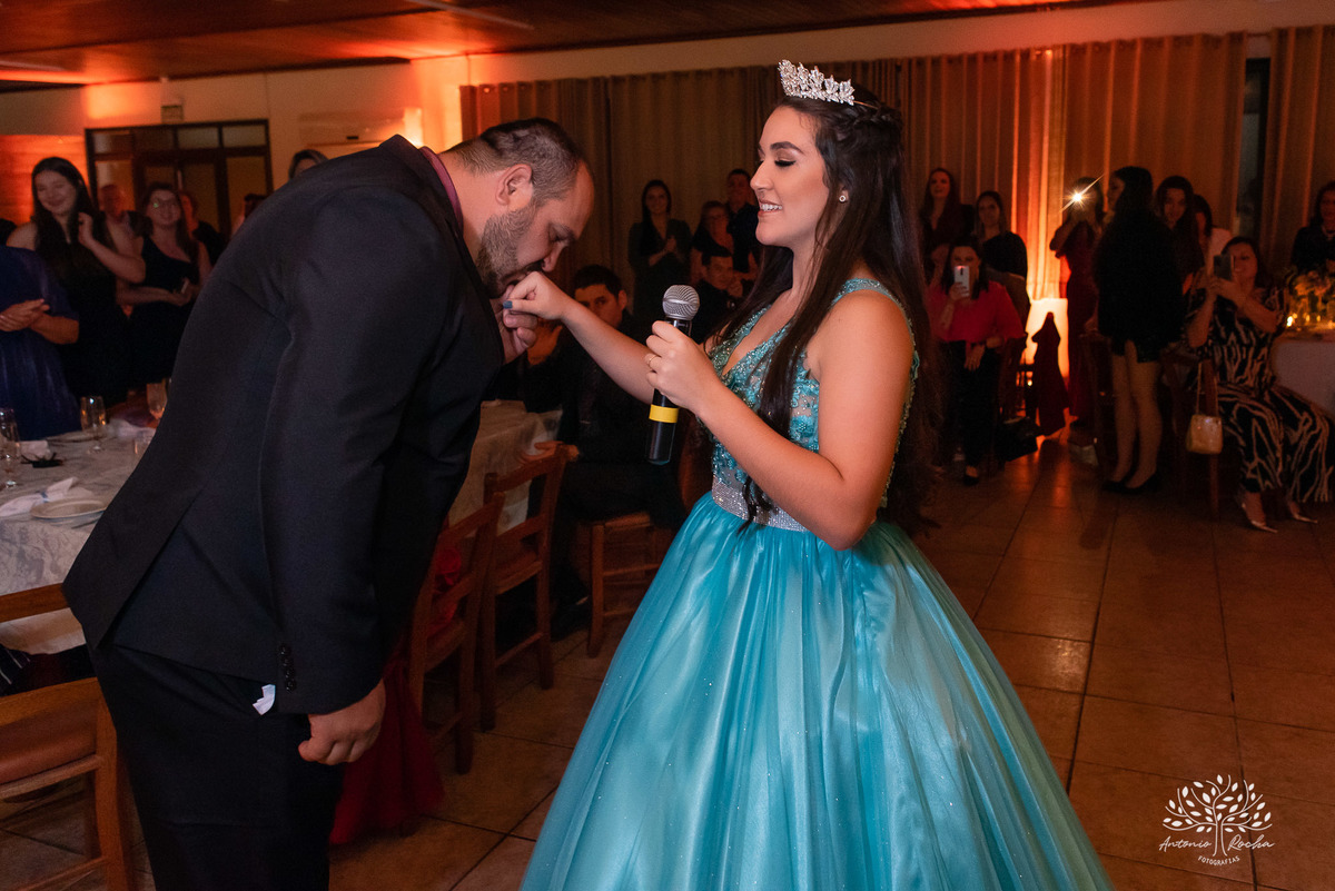 Lívia – Lívia 15 Anos – Ensaio – Ensaio Debutante – Casa da Amizade – Debutante – Campo – Felicidade – Associação Rural de Pelotas – Azul – Fotografia de Família – Debutante – Cantora – Vestido – Lacrou – Antonio Rocha Fotografias – Pelotas – Linda