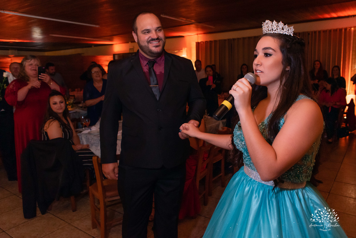 Lívia – Lívia 15 Anos – Ensaio – Ensaio Debutante – Casa da Amizade – Debutante – Campo – Felicidade – Associação Rural de Pelotas – Azul – Fotografia de Família – Debutante – Cantora – Vestido – Lacrou – Antonio Rocha Fotografias – Pelotas – Linda