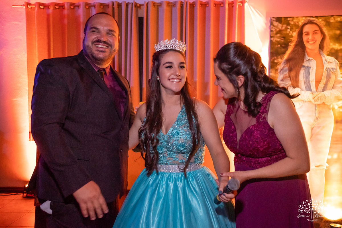 Lívia – Lívia 15 Anos – Ensaio – Ensaio Debutante – Casa da Amizade – Debutante – Campo – Felicidade – Associação Rural de Pelotas – Azul – Fotografia de Família – Debutante – Cantora – Vestido – Lacrou – Antonio Rocha Fotografias – Pelotas – Linda