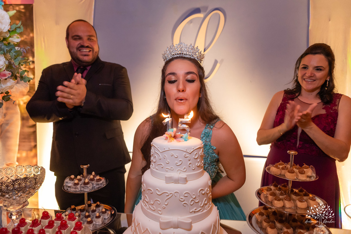 Lívia – Lívia 15 Anos – Ensaio – Ensaio Debutante – Casa da Amizade – Debutante – Campo – Felicidade – Associação Rural de Pelotas – Azul – Fotografia de Família – Debutante – Cantora – Vestido – Lacrou – Antonio Rocha Fotografias – Pelotas – Linda