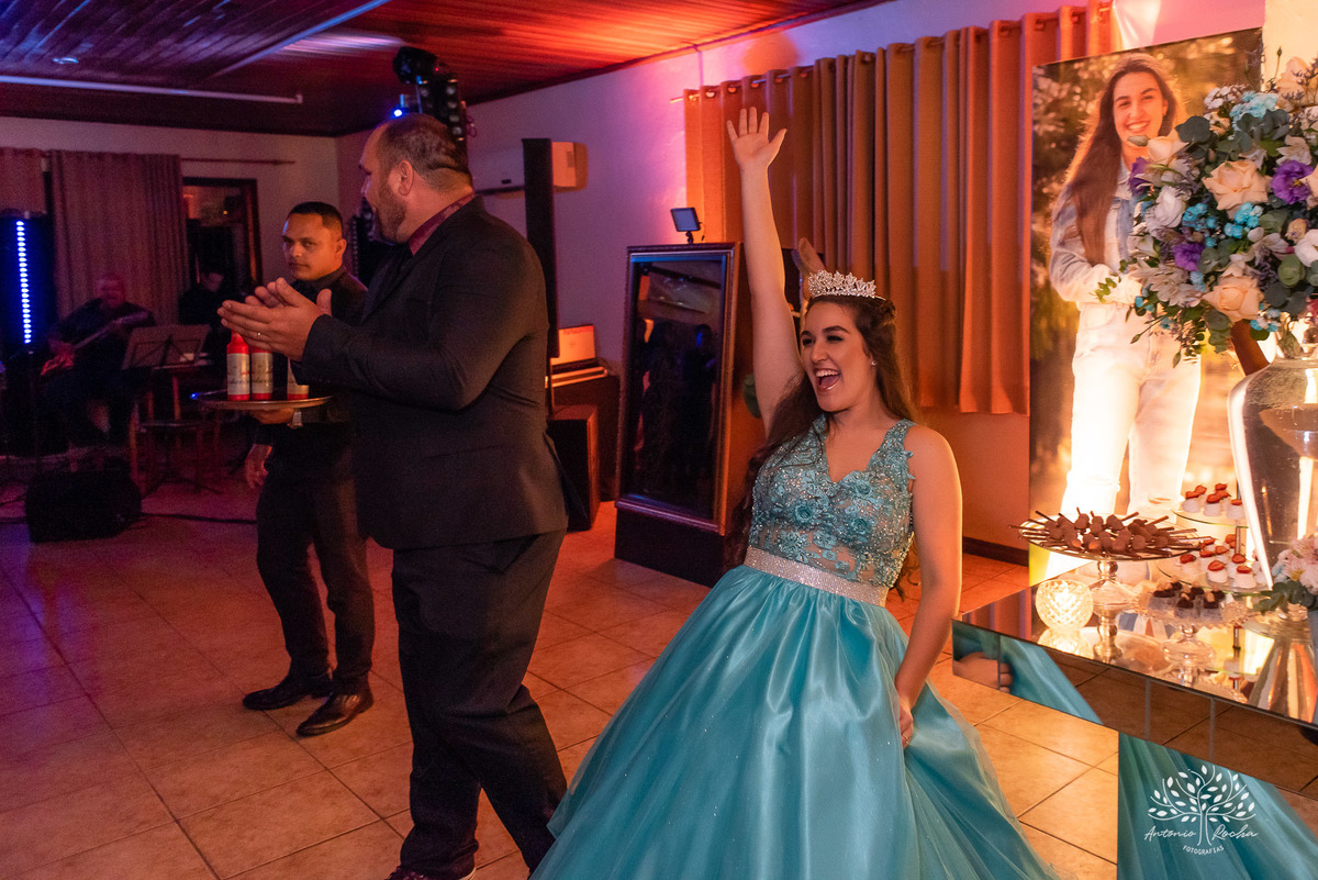 Lívia – Lívia 15 Anos – Ensaio – Ensaio Debutante – Casa da Amizade – Debutante – Campo – Felicidade – Associação Rural de Pelotas – Azul – Fotografia de Família – Debutante – Cantora – Vestido – Lacrou – Antonio Rocha Fotografias – Pelotas – Linda
