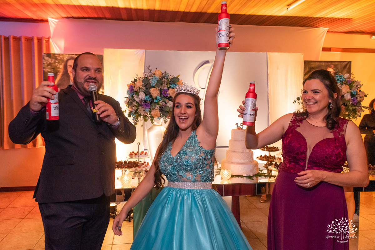 Lívia – Lívia 15 Anos – Ensaio – Ensaio Debutante – Casa da Amizade – Debutante – Campo – Felicidade – Associação Rural de Pelotas – Azul – Fotografia de Família – Debutante – Cantora – Vestido – Lacrou – Antonio Rocha Fotografias – Pelotas – Linda