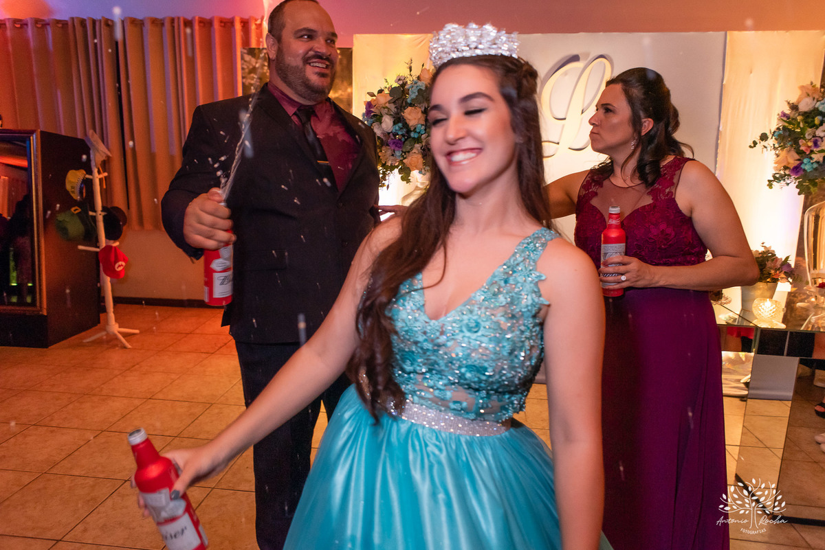 Lívia – Lívia 15 Anos – Ensaio – Ensaio Debutante – Casa da Amizade – Debutante – Campo – Felicidade – Associação Rural de Pelotas – Azul – Fotografia de Família – Debutante – Cantora – Vestido – Lacrou – Antonio Rocha Fotografias – Pelotas – Linda