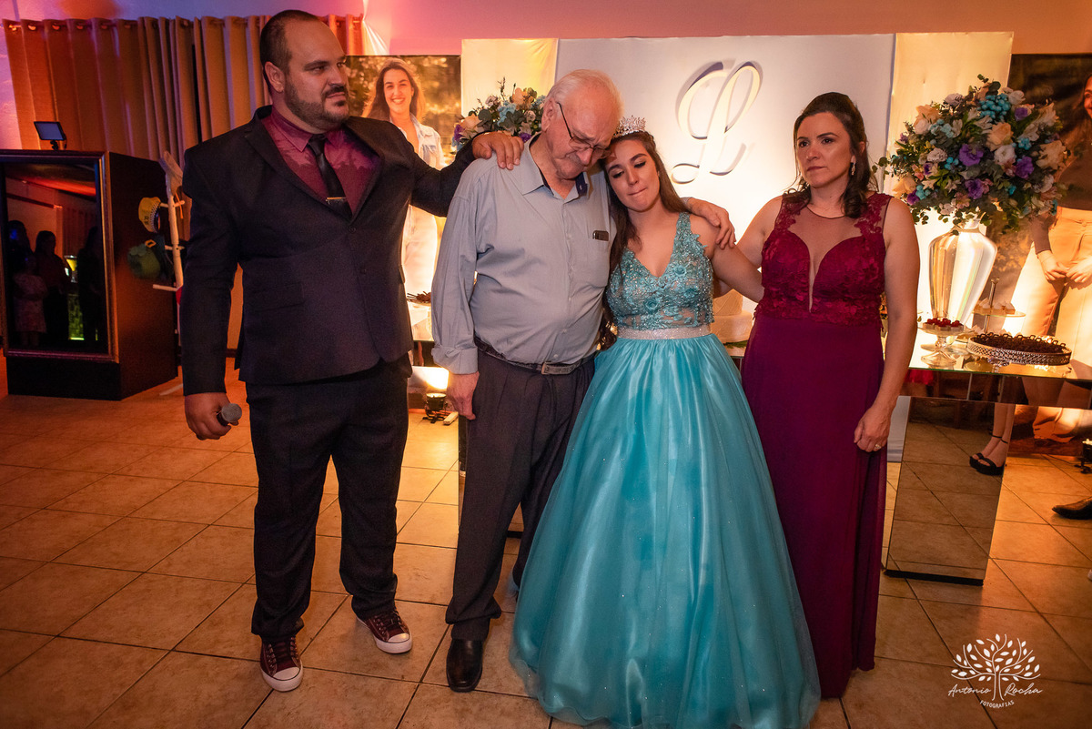 Lívia – Lívia 15 Anos – Ensaio – Ensaio Debutante – Casa da Amizade – Debutante – Campo – Felicidade – Associação Rural de Pelotas – Azul – Fotografia de Família – Debutante – Cantora – Vestido – Lacrou – Antonio Rocha Fotografias – Pelotas – Linda