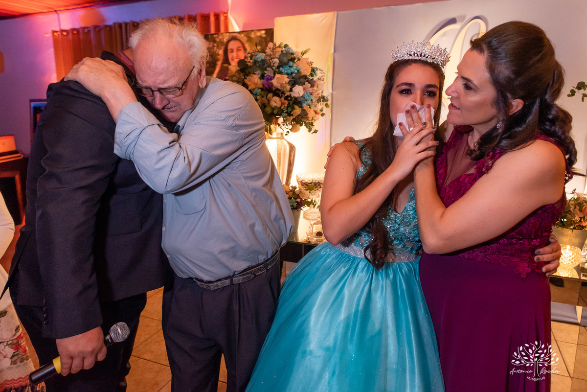 Lívia – Lívia 15 Anos – Ensaio – Ensaio Debutante – Casa da Amizade – Debutante – Campo – Felicidade – Associação Rural de Pelotas – Azul – Fotografia de Família – Debutante – Cantora – Vestido – Lacrou – Antonio Rocha Fotografias – Pelotas – Linda