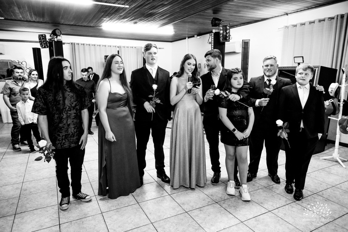 Lívia – Lívia 15 Anos – Ensaio – Ensaio Debutante – Casa da Amizade – Debutante – Campo – Felicidade – Associação Rural de Pelotas – Azul – Fotografia de Família – Debutante – Cantora – Vestido – Lacrou – Antonio Rocha Fotografias – Pelotas – Linda