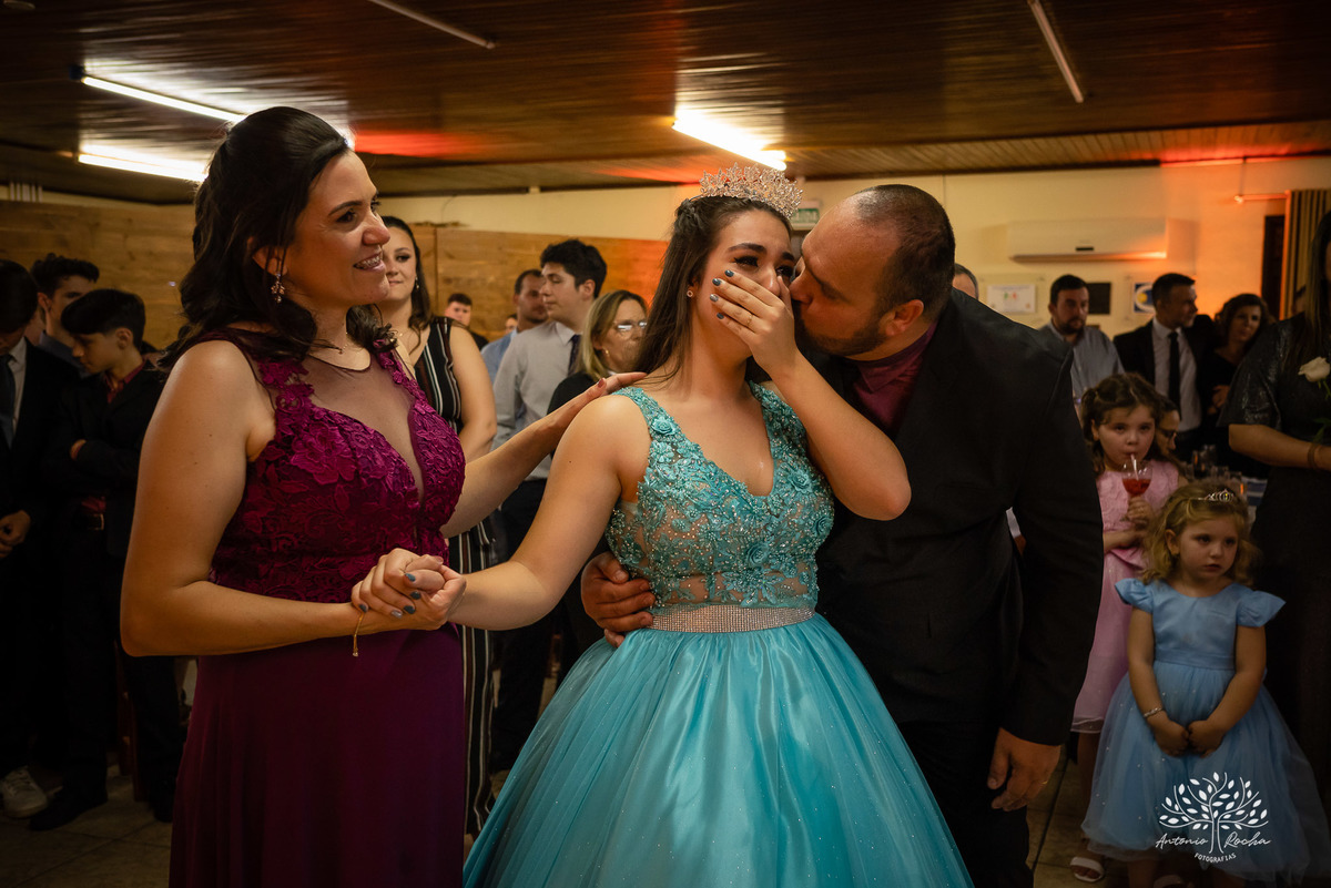 Lívia – Lívia 15 Anos – Ensaio – Ensaio Debutante – Casa da Amizade – Debutante – Campo – Felicidade – Associação Rural de Pelotas – Azul – Fotografia de Família – Debutante – Cantora – Vestido – Lacrou – Antonio Rocha Fotografias – Pelotas – Linda
