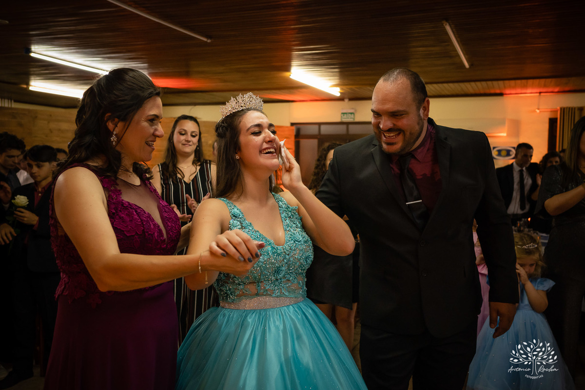 Lívia – Lívia 15 Anos – Ensaio – Ensaio Debutante – Casa da Amizade – Debutante – Campo – Felicidade – Associação Rural de Pelotas – Azul – Fotografia de Família – Debutante – Cantora – Vestido – Lacrou – Antonio Rocha Fotografias – Pelotas – Linda