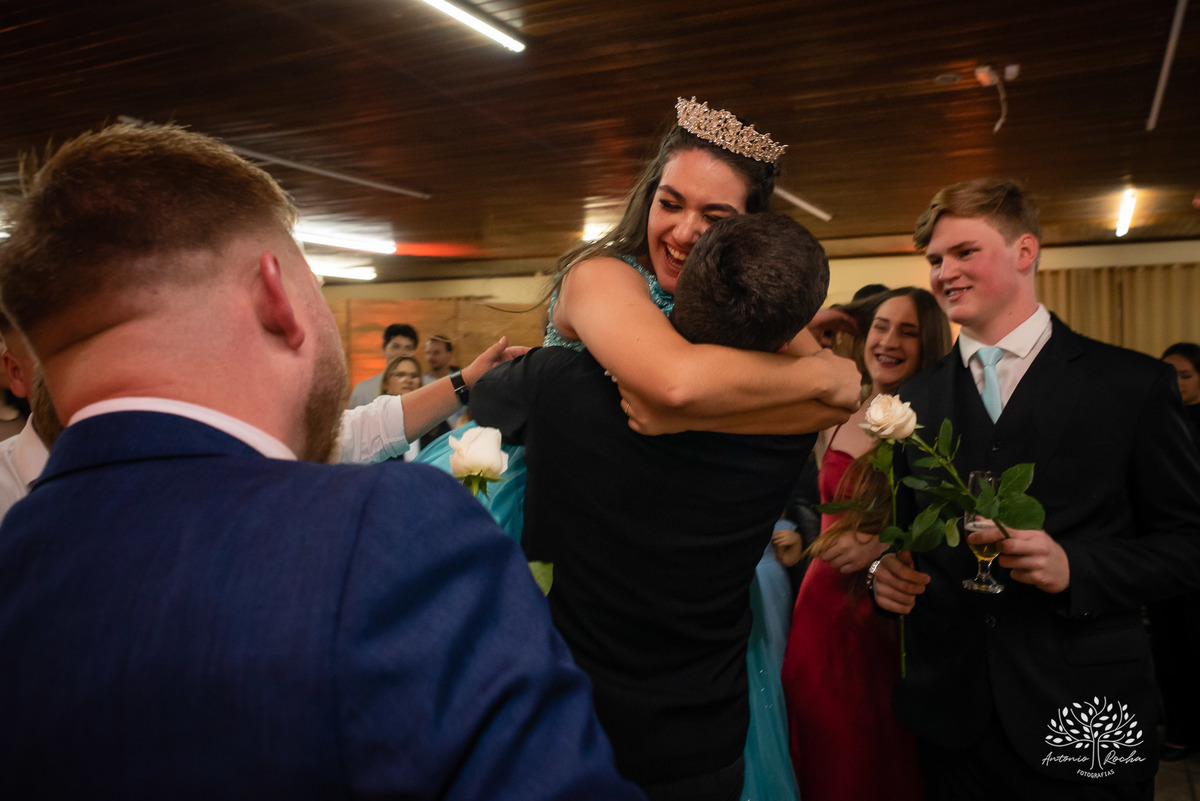 Lívia – Lívia 15 Anos – Ensaio – Ensaio Debutante – Casa da Amizade – Debutante – Campo – Felicidade – Associação Rural de Pelotas – Azul – Fotografia de Família – Debutante – Cantora – Vestido – Lacrou – Antonio Rocha Fotografias – Pelotas – Linda