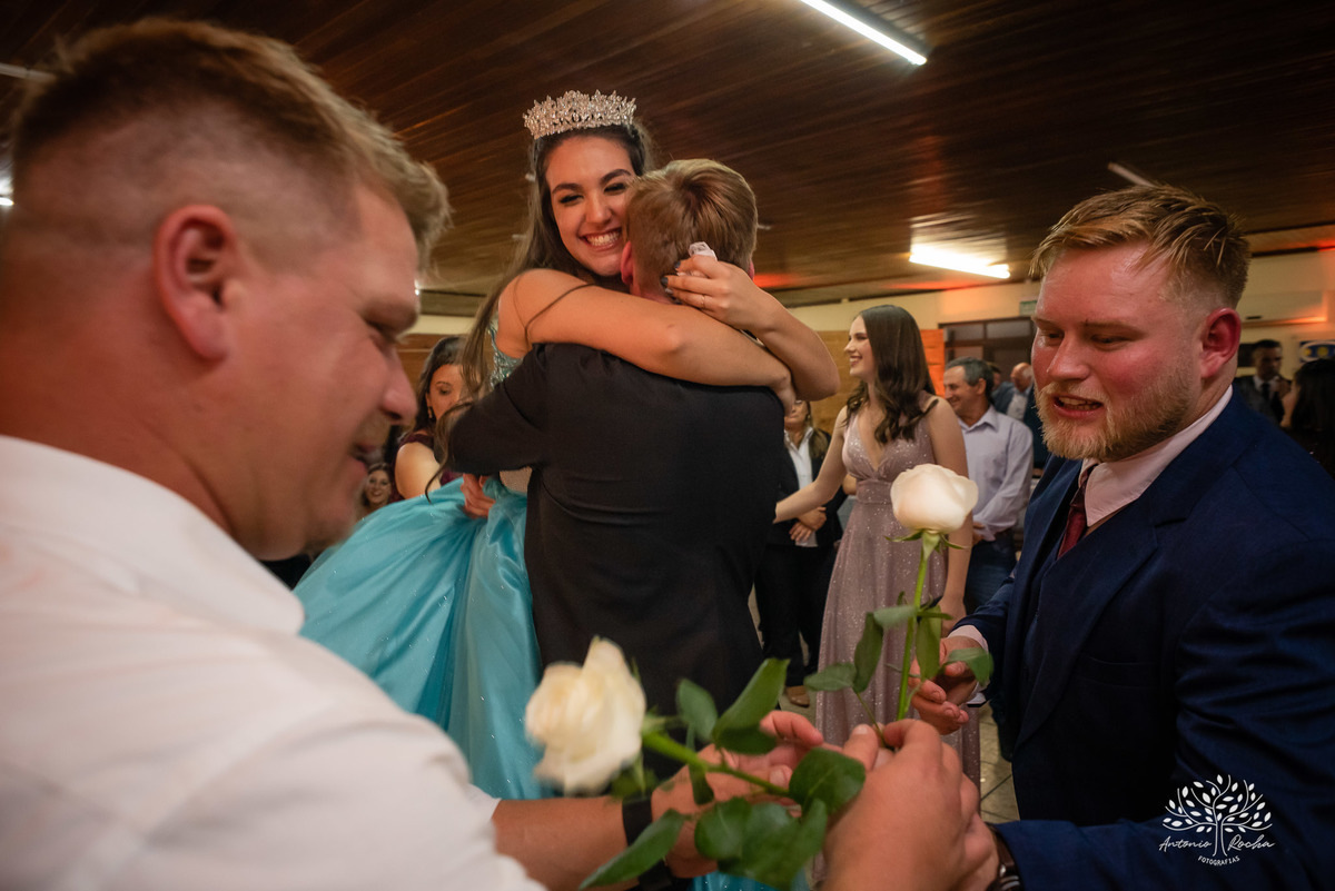 Lívia – Lívia 15 Anos – Ensaio – Ensaio Debutante – Casa da Amizade – Debutante – Campo – Felicidade – Associação Rural de Pelotas – Azul – Fotografia de Família – Debutante – Cantora – Vestido – Lacrou – Antonio Rocha Fotografias – Pelotas – Linda
