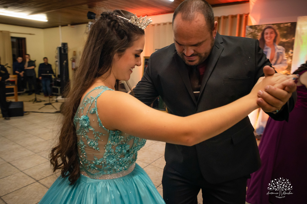 Lívia – Lívia 15 Anos – Ensaio – Ensaio Debutante – Casa da Amizade – Debutante – Campo – Felicidade – Associação Rural de Pelotas – Azul – Fotografia de Família – Debutante – Cantora – Vestido – Lacrou – Antonio Rocha Fotografias – Pelotas – Linda