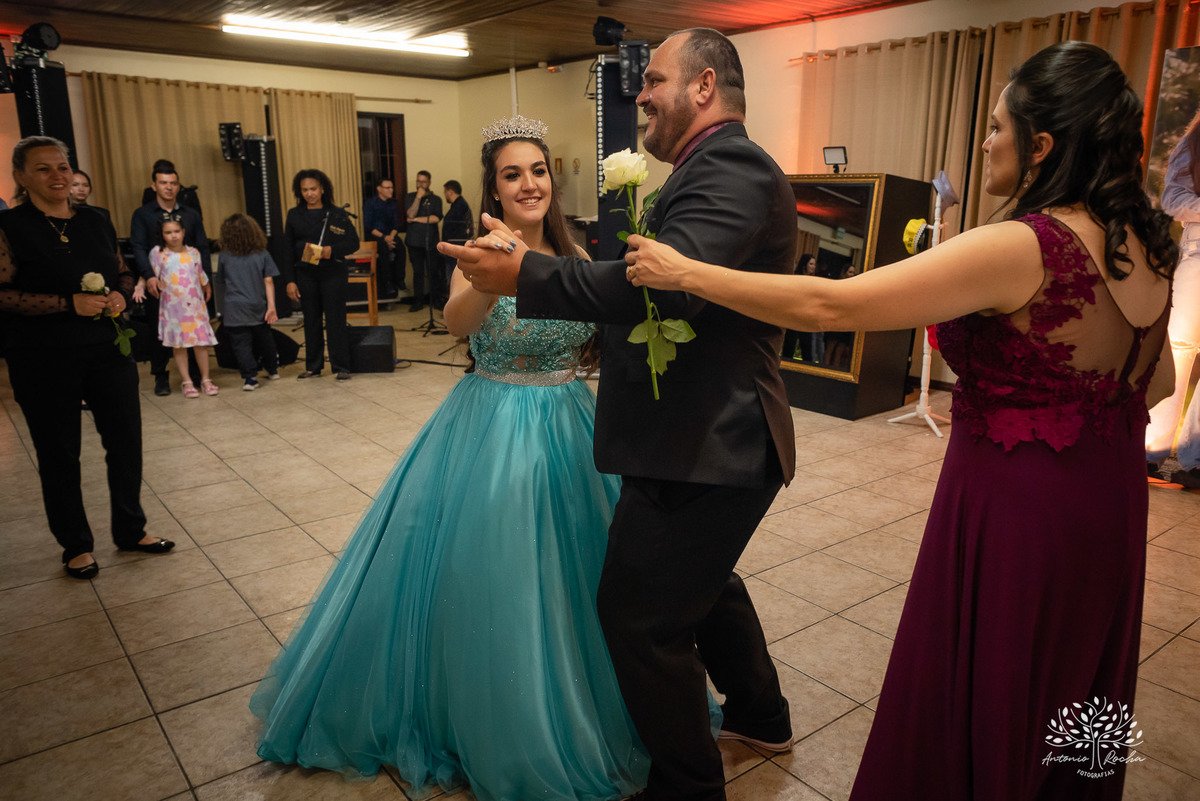 Lívia – Lívia 15 Anos – Ensaio – Ensaio Debutante – Casa da Amizade – Debutante – Campo – Felicidade – Associação Rural de Pelotas – Azul – Fotografia de Família – Debutante – Cantora – Vestido – Lacrou – Antonio Rocha Fotografias – Pelotas – Linda