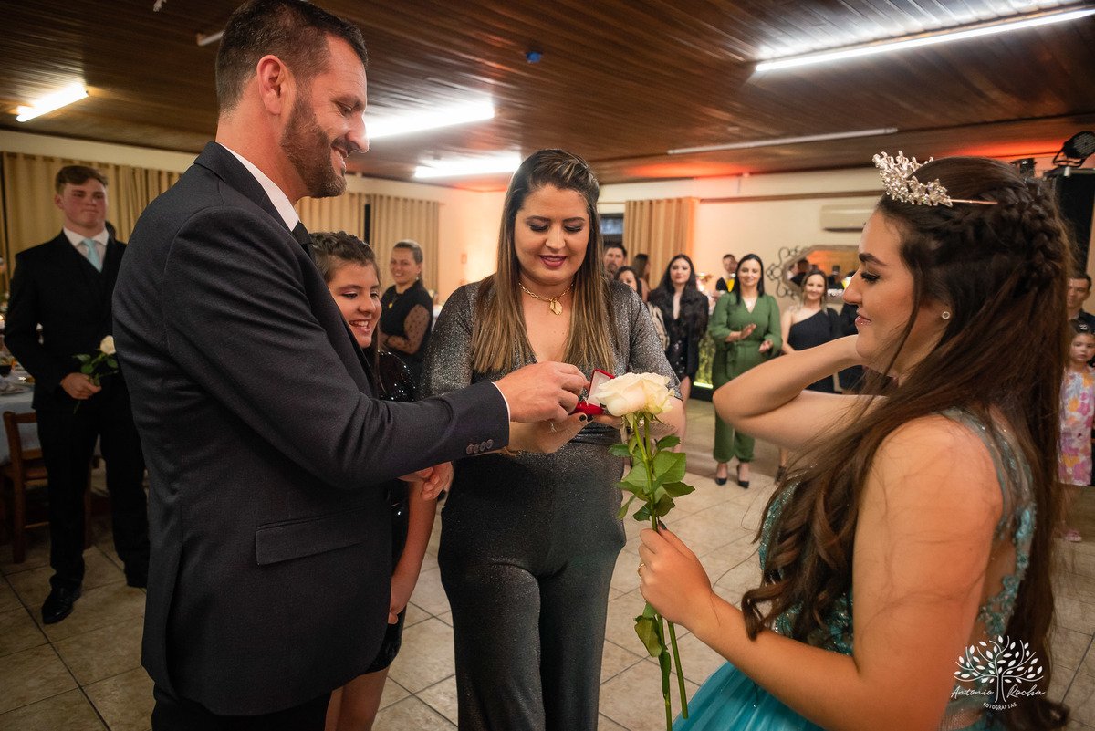Lívia – Lívia 15 Anos – Ensaio – Ensaio Debutante – Casa da Amizade – Debutante – Campo – Felicidade – Associação Rural de Pelotas – Azul – Fotografia de Família – Debutante – Cantora – Vestido – Lacrou – Antonio Rocha Fotografias – Pelotas – Linda