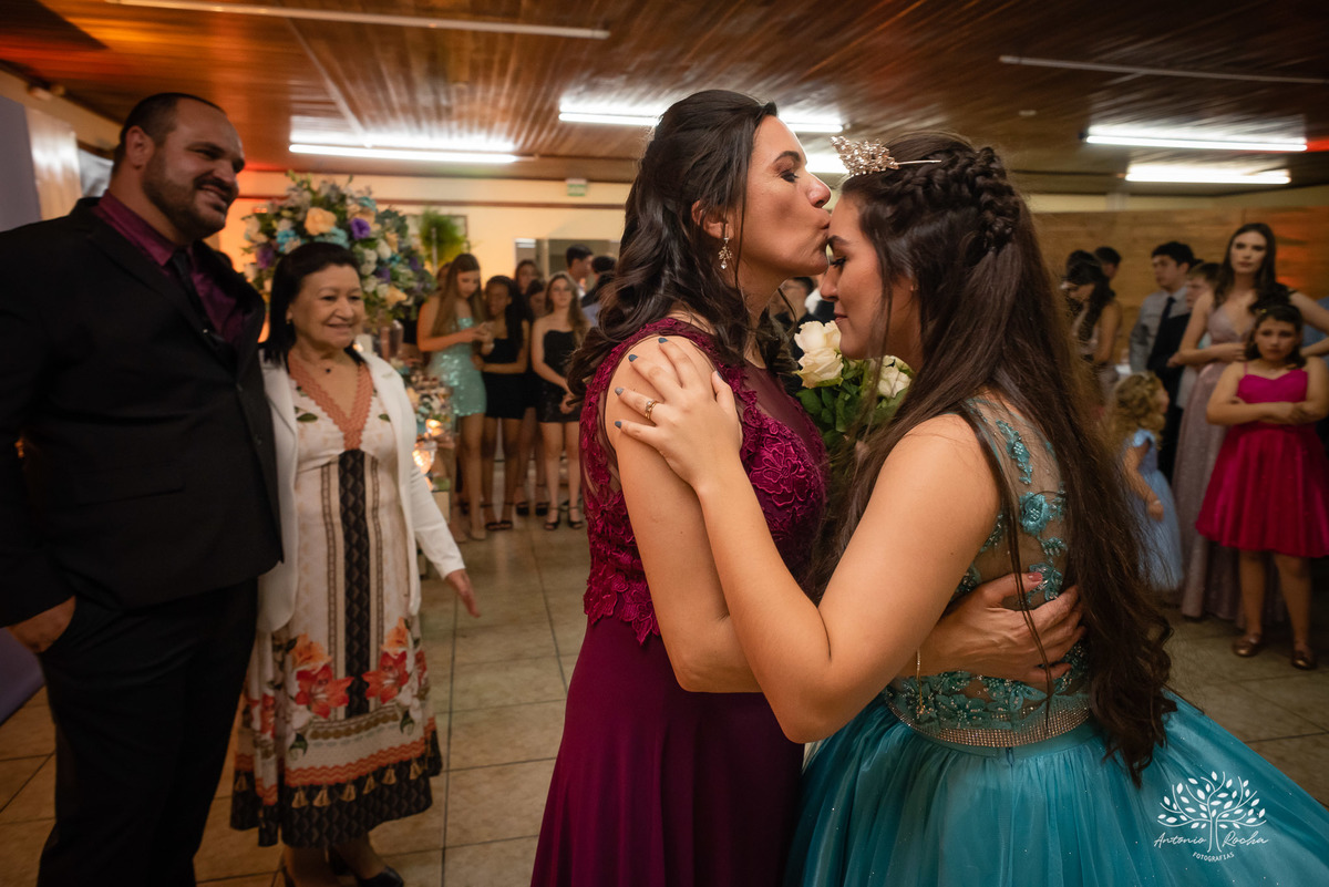 Lívia – Lívia 15 Anos – Ensaio – Ensaio Debutante – Casa da Amizade – Debutante – Campo – Felicidade – Associação Rural de Pelotas – Azul – Fotografia de Família – Debutante – Cantora – Vestido – Lacrou – Antonio Rocha Fotografias – Pelotas – Linda