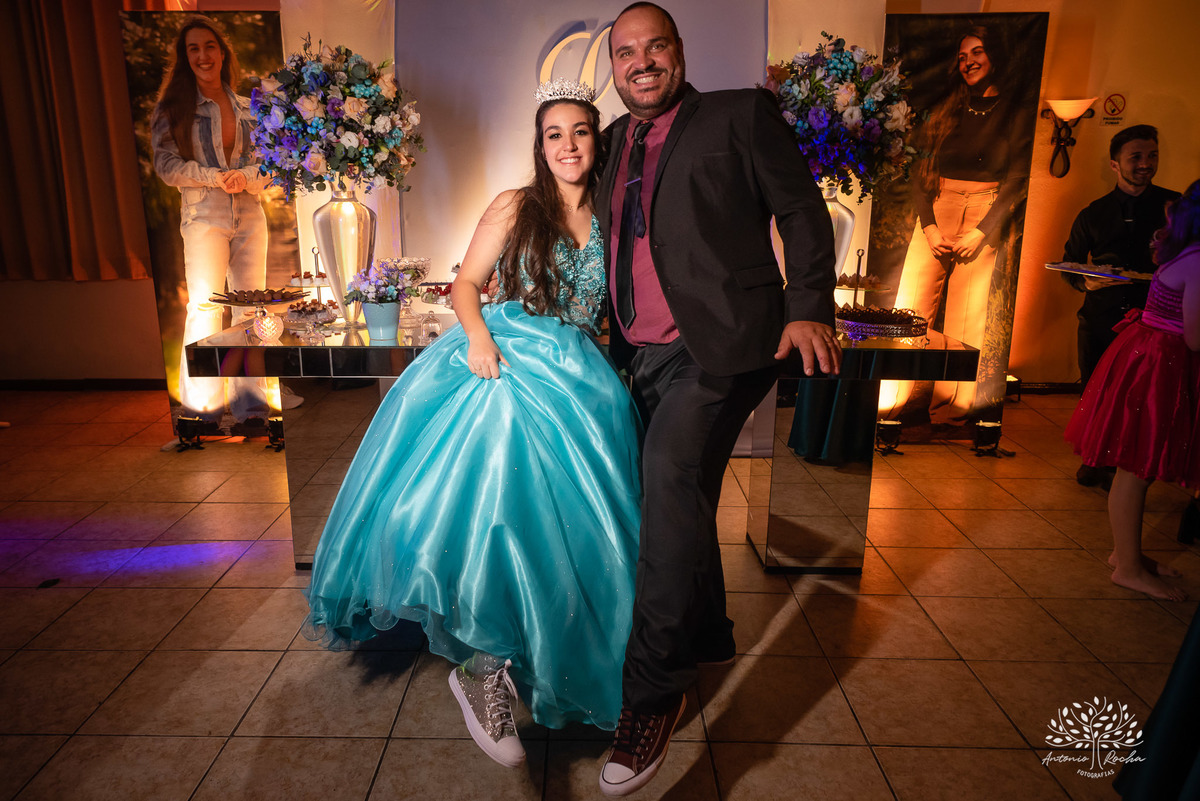 Lívia – Lívia 15 Anos – Ensaio – Ensaio Debutante – Casa da Amizade – Debutante – Campo – Felicidade – Associação Rural de Pelotas – Azul – Fotografia de Família – Debutante – Cantora – Vestido – Lacrou – Antonio Rocha Fotografias – Pelotas – Linda