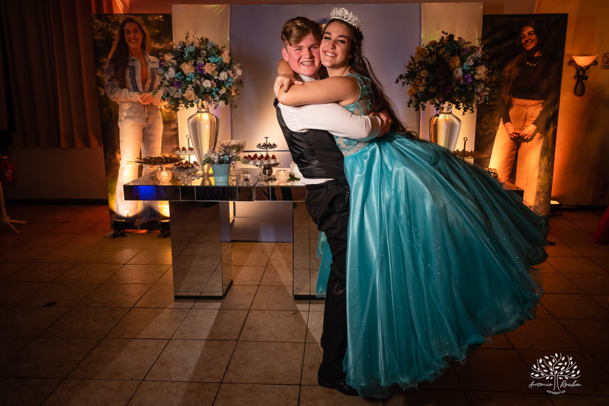 Lívia – Lívia 15 Anos – Ensaio – Ensaio Debutante – Casa da Amizade – Debutante – Campo – Felicidade – Associação Rural de Pelotas – Azul – Fotografia de Família – Debutante – Cantora – Vestido – Lacrou – Antonio Rocha Fotografias – Pelotas – Linda