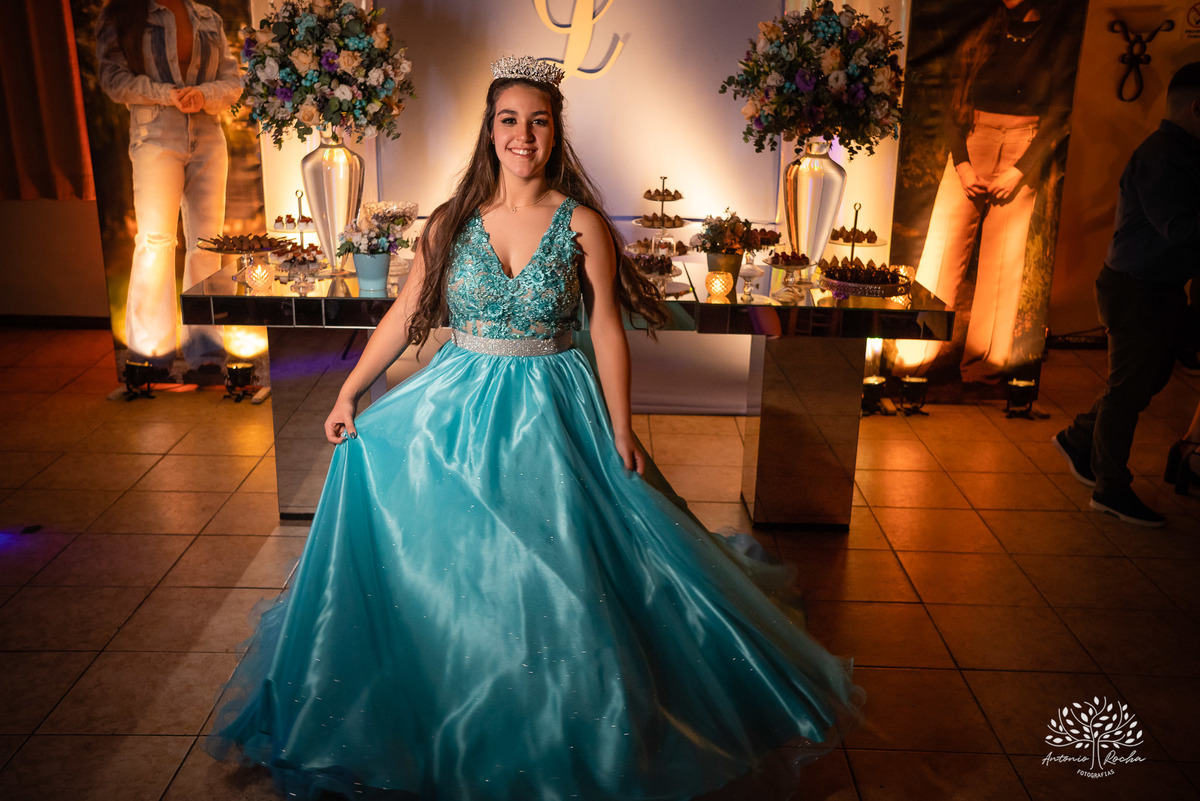Lívia – Lívia 15 Anos – Ensaio – Ensaio Debutante – Casa da Amizade – Debutante – Campo – Felicidade – Associação Rural de Pelotas – Azul – Fotografia de Família – Debutante – Cantora – Vestido – Lacrou – Antonio Rocha Fotografias – Pelotas – Linda